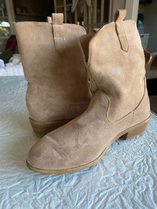 Botas planas mujer ante beige