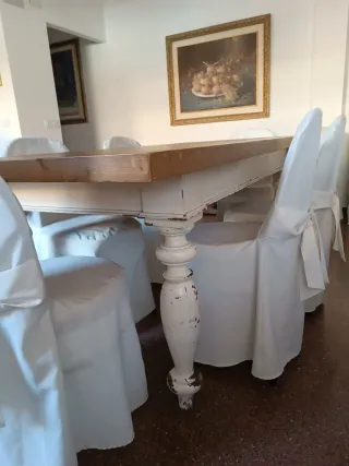 Mesa de comedor de madera con sillas