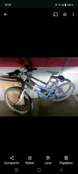 Bicicleta infantil azul y blanca