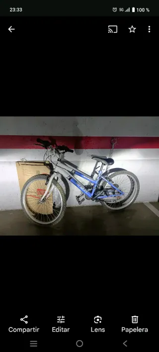 Bicicleta infantil azul y blanca