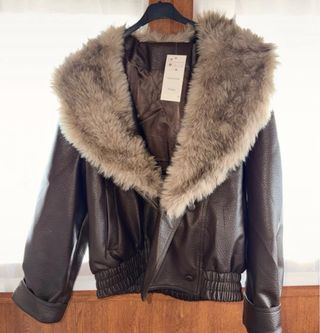 Cazadora efecto piel con cuello pelo M