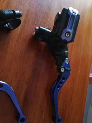 Manetas de moto azules y negras