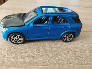 Coche de juguete metálico azul