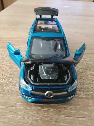 Coche de juguete metálico azul
