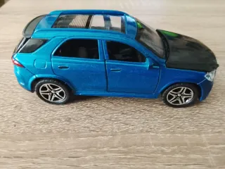 Coche de juguete metálico azul