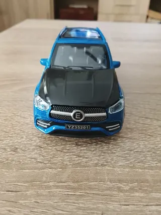 Coche de juguete metálico azul