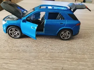 Coche de juguete metálico azul