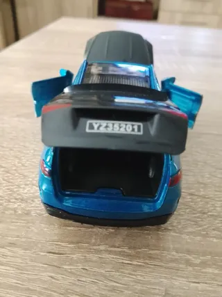 Coche de juguete metálico azul