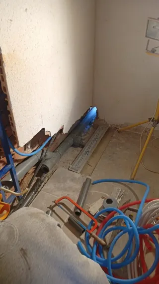 Fontanero electricista y pintura 695606846