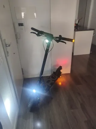 Patinete eléctrico con luces
