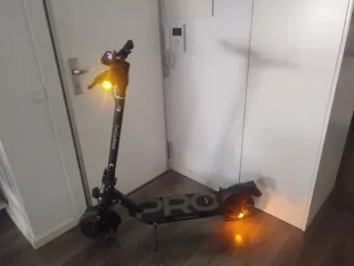 Patinete eléctrico con luces