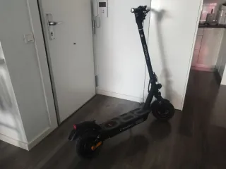 Patinete eléctrico con luces