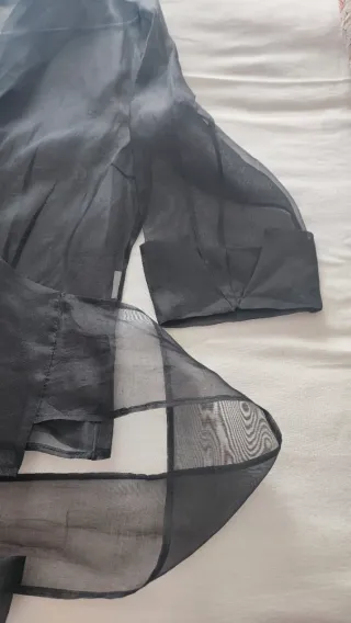 Blusa cruzada semitransparente negra