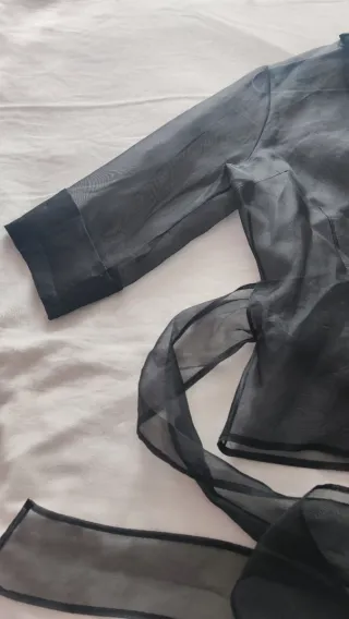 Blusa cruzada semitransparente negra