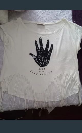 Camiseta blanca con flecos y estampado