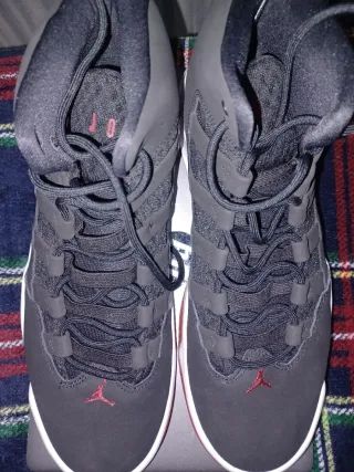 Zapatos Jordan Negros y Rojos