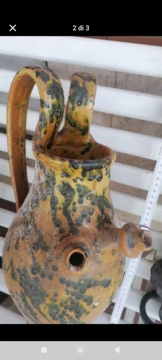 Brocca in ceramica gialla con macchie verdi