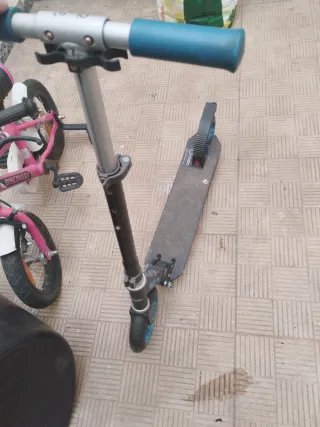 Bicicleta rosa y Patinete Infantil azul