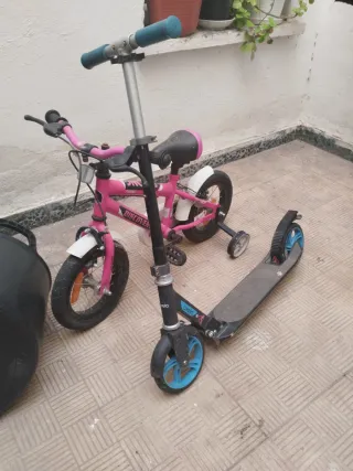 Bicicleta rosa y Patinete Infantil azul