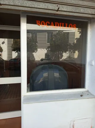 Puerta de aluminio con escaparate