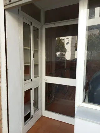 Puerta de aluminio con escaparate