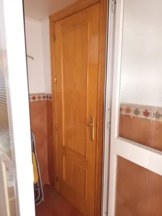 Puerta de aluminio con escaparate