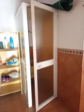 Puerta de aluminio con escaparate