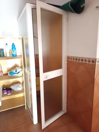 Puerta de aluminio con escaparate