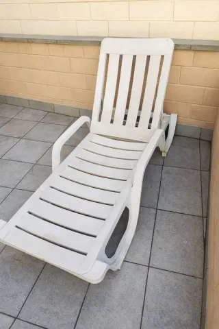 Lettino da giardino o terrazzo in plastica