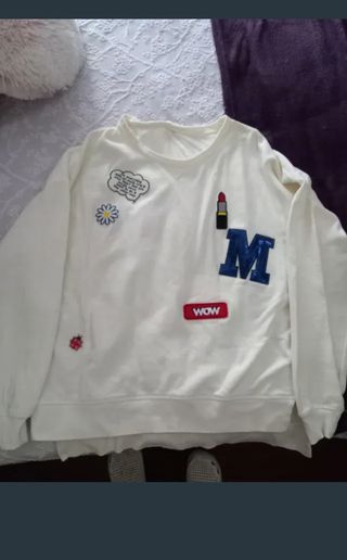 Sudadera blanca con parches