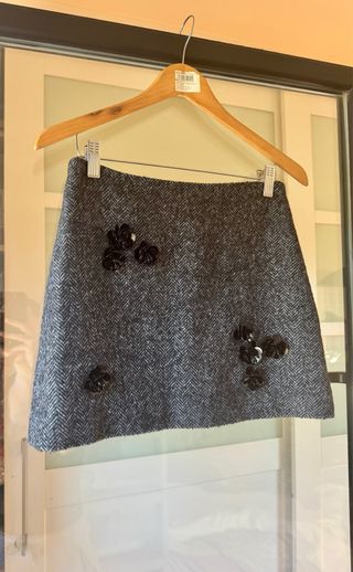 Falda gris con flores negras