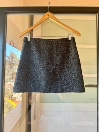 Falda gris con flores negras