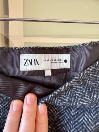 Falda gris con flores negras