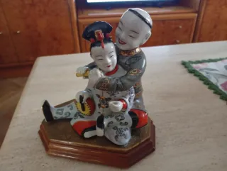 Figura porcelana china pareja sentada