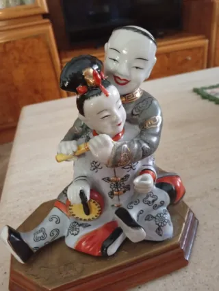 Figura porcelana china pareja sentada