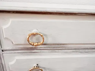 Cómoda de madera decapada blanca