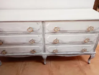 Cómoda de madera decapada blanca