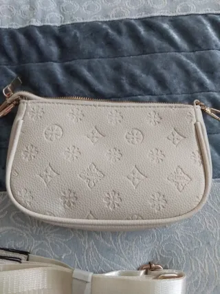 Bolso pequeño beige con correa dorada