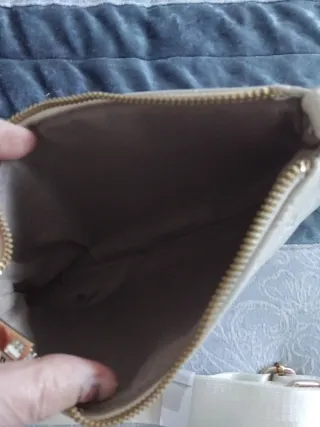 Bolso pequeño beige con correa dorada