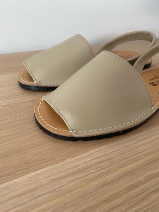 Menorquina piel beige talla 39
