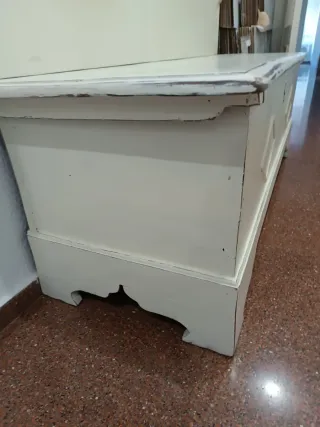 Arcón antiguo blanco