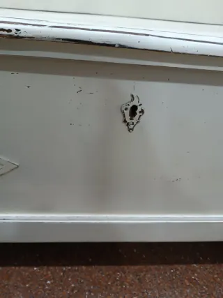 Arcón antiguo blanco