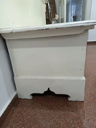 Arcón antiguo blanco