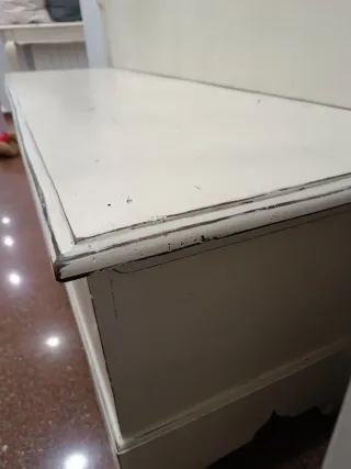 Arcón antiguo blanco