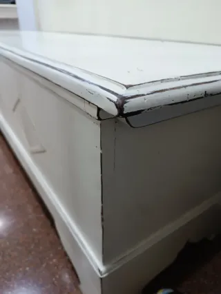 Arcón antiguo blanco