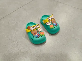 Zuecos infantiles con diseño de oso