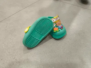 Zuecos infantiles con diseño de oso