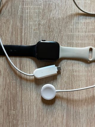 Apple Watch Series 5 con cargador