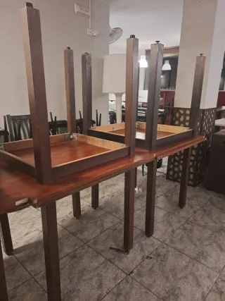 Mesas de restaurante de madera.