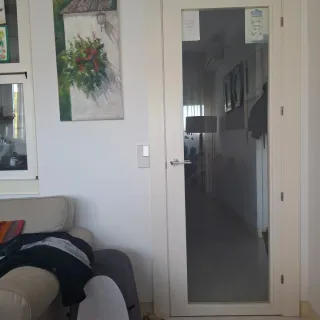 Puerta blanca madera con cristal